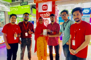 সেই নারীকে মোবাইল ফোন ‍উপহার দিলো শাওমি