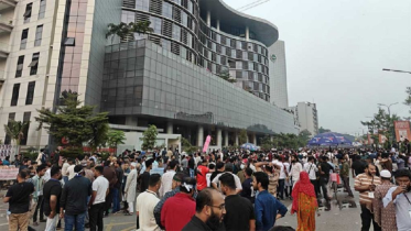 এনইআইআর বাস্তবায়নের প্রতিবাদে বিটিআরসি ভবনে ভাঙচুর