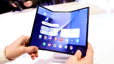 ৩ মাসের মধ্যে বিক্রি বন্ধ হচ্ছে স্যামসাংয়ে ট্রাইফোল্ড ফোন