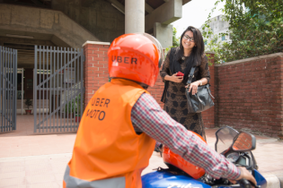 বাইকচালকদের আয় ও স্বাধীনতা বাড়াতে উবারের নতুন হাইব্রিড মডেল